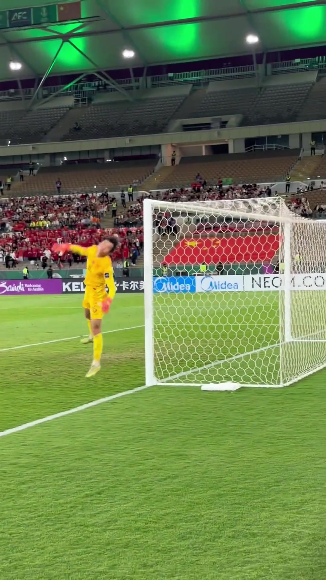 [比赛瞬时回放]李昊的反应速✌️度真快啊❕！扑出弹地变速诡异