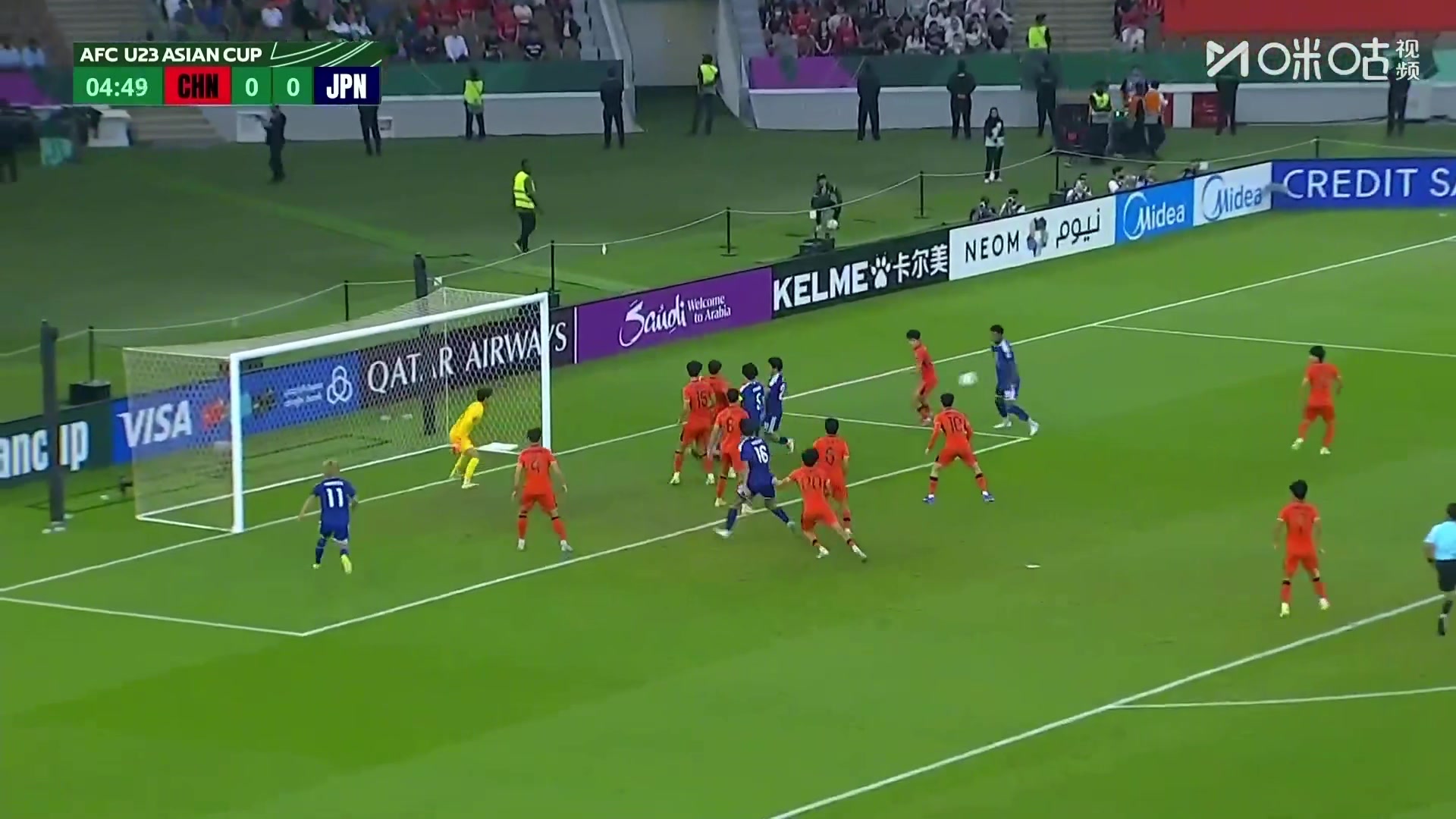 还好有你！佐藤龙之介角球引乱战，李昊扑出禁区内爆射