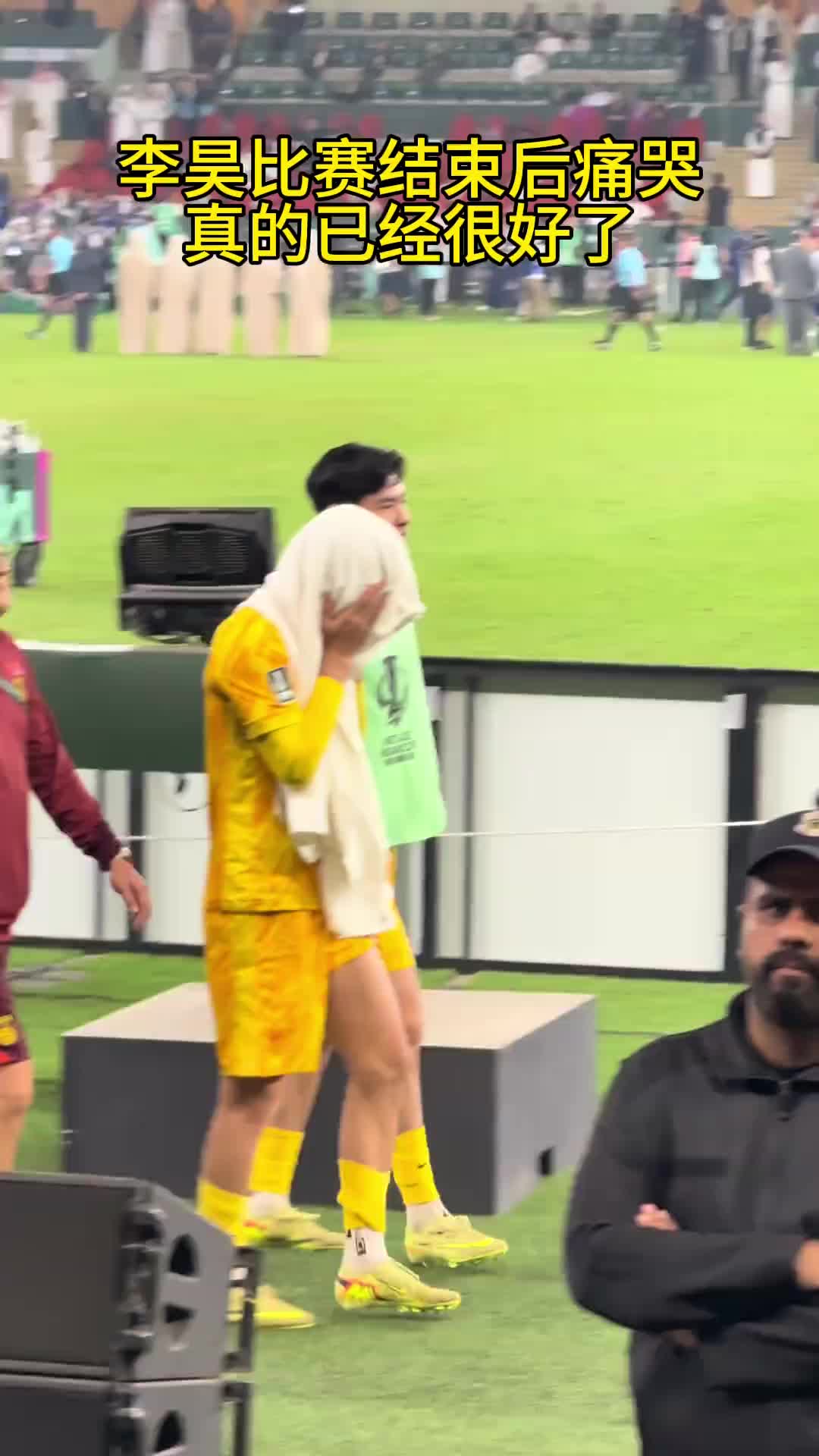 【体育头条】已经很好了！李昊捂着毛巾哭，几名队员失落坐在地上