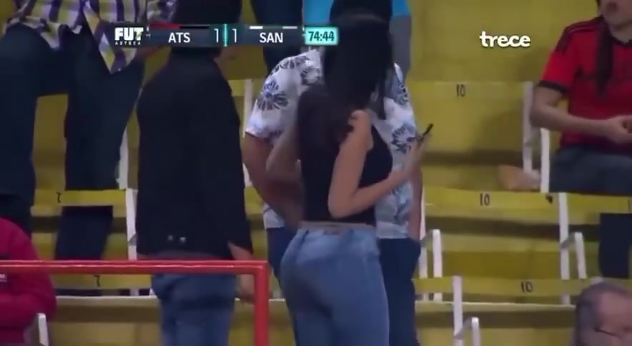 【体育头条】场边身材哇塞的女球迷让解说兴奋不已，解说：摄影师加鸡腿！