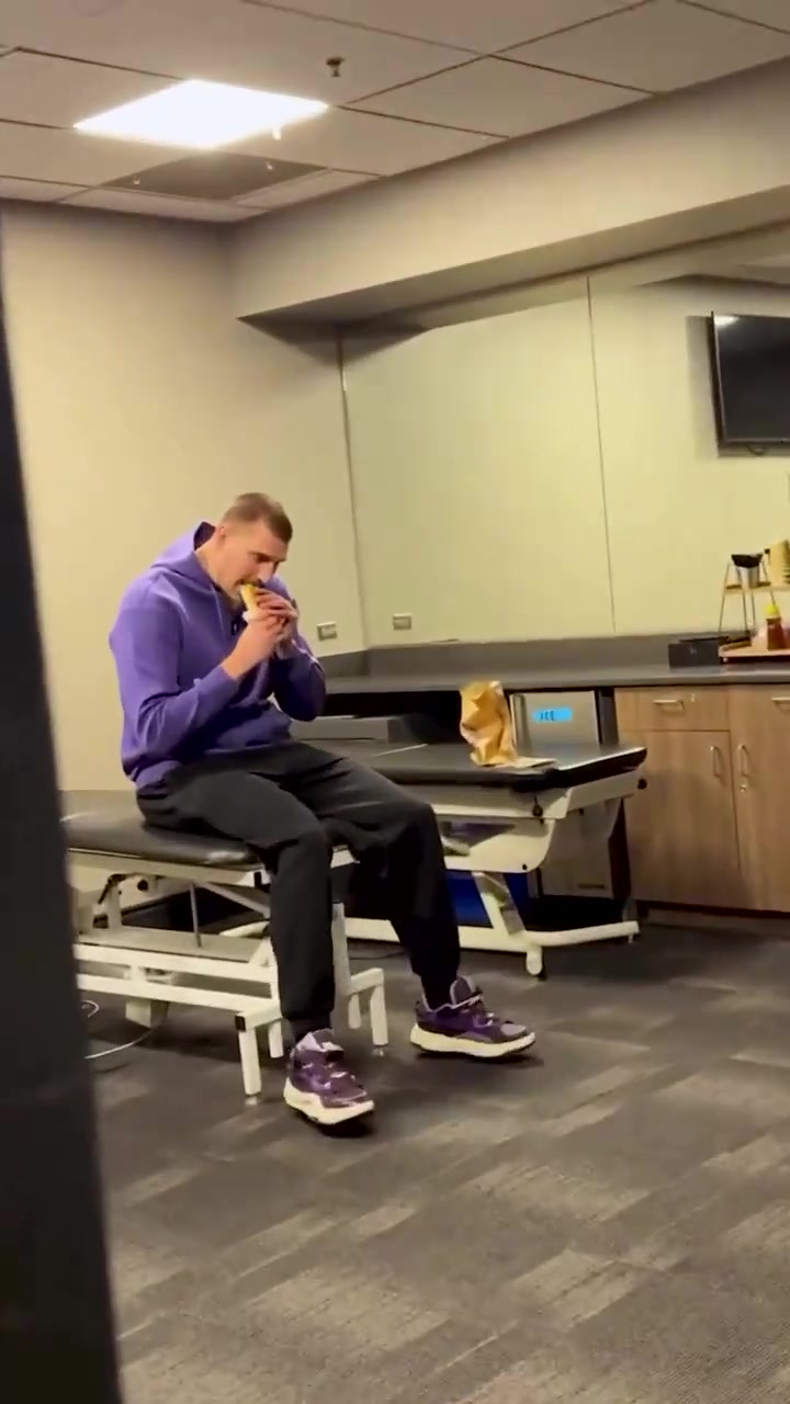 [掘金]抓住了！约基奇他终于在更衣室里吃了Quesarito...