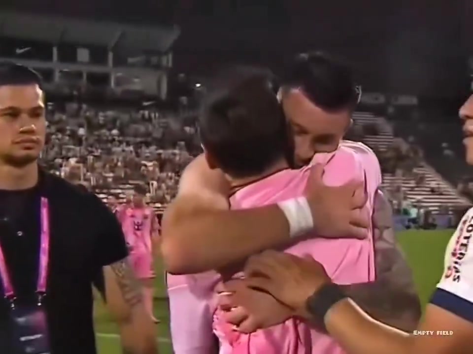 [球迷精选片段]铁粉！利马联盟球员和梅西交换球衣后激⚾动落泪