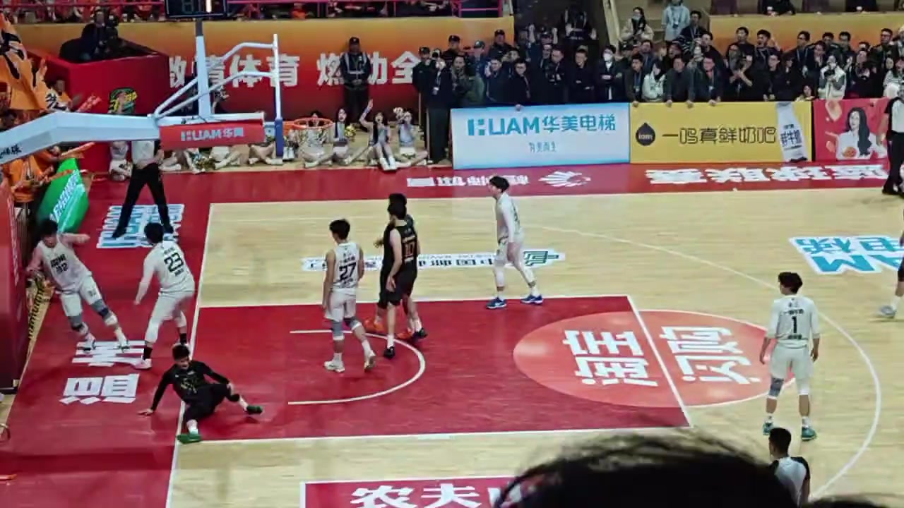 丽水队长徐敏伟在浙BA半决赛中失衡落地,反关节受伤遭遇前叉断裂! 丽水队长徐敏伟在浙BA半决赛中失衡落地,反关节受伤遭遇前叉断裂!