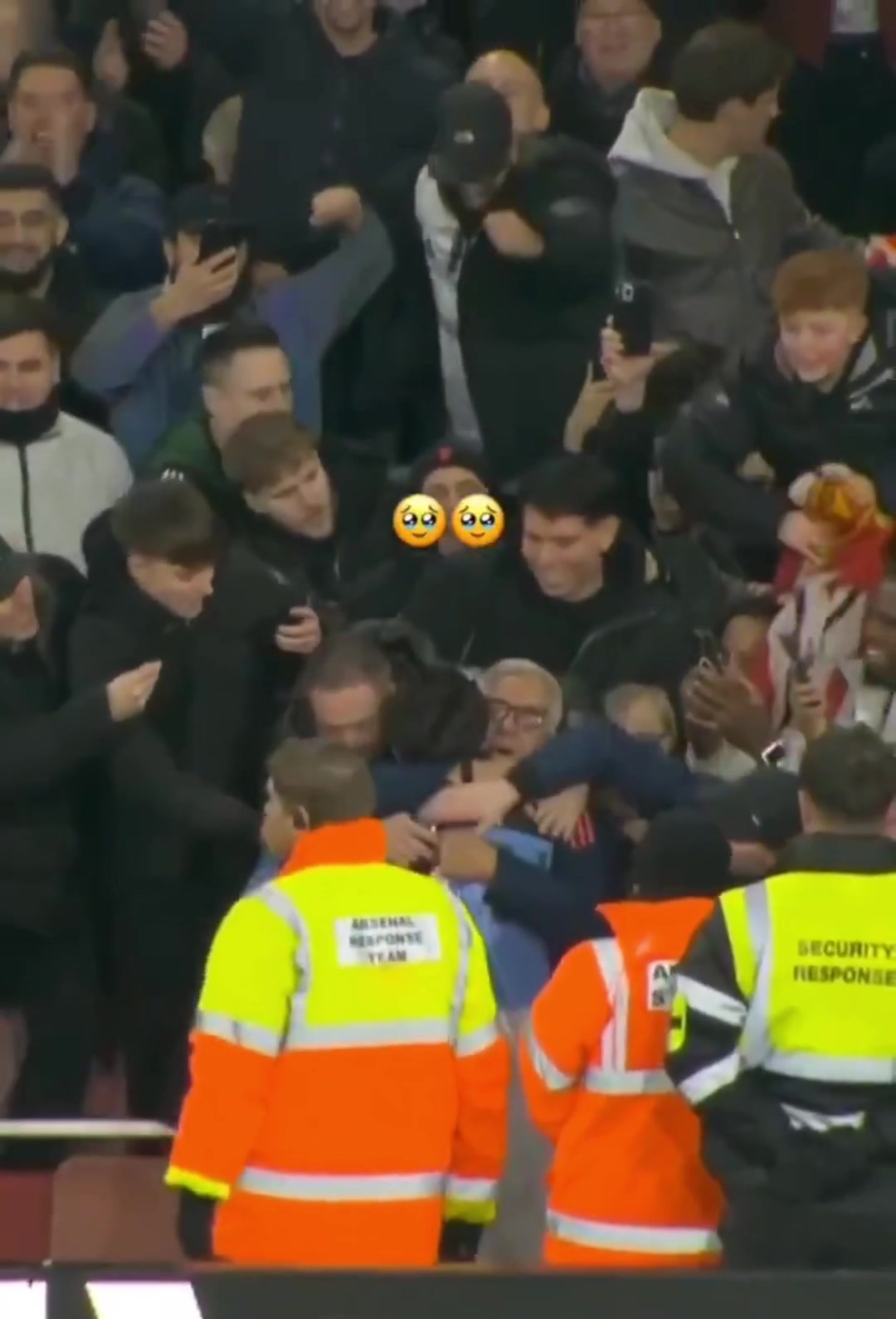 比赛结束后,利桑德罗冲到场下和父亲激情相拥❤️