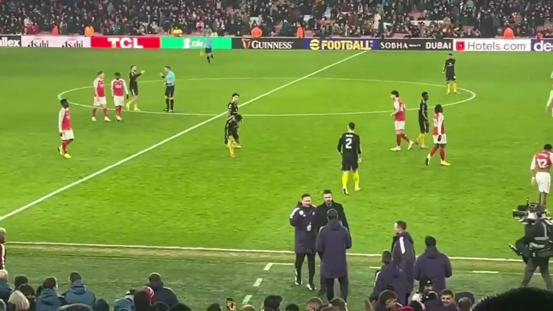 在酋长球场获胜后,卡里克第一时间向他的教练团队表示祝贺