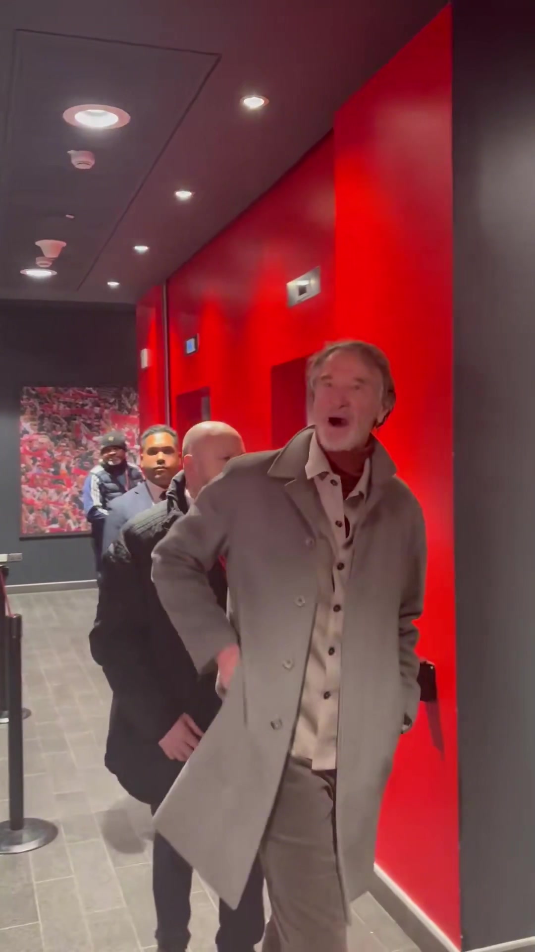 拉特克利夫爵士离开酋长球场时对球迷说道:非常高兴!