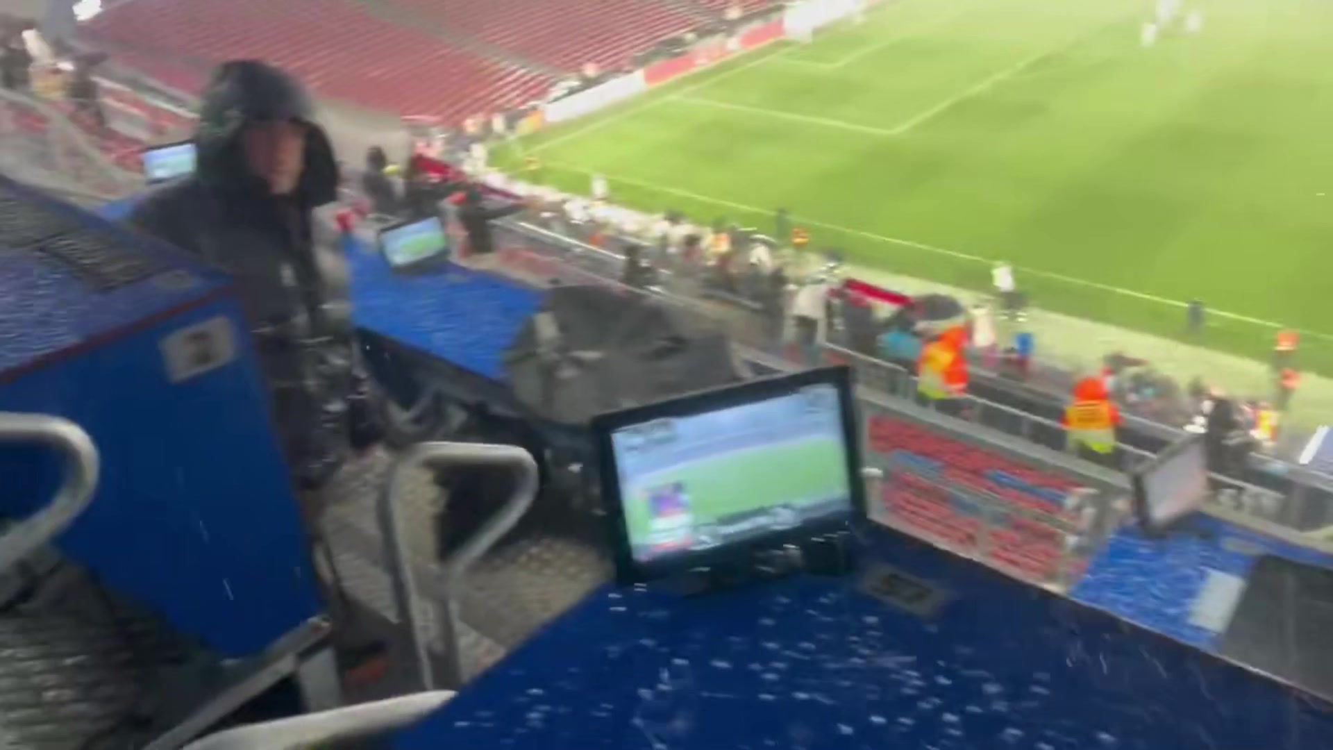 新诺坎普球场天花板漏水,许多媒体设备因此故障