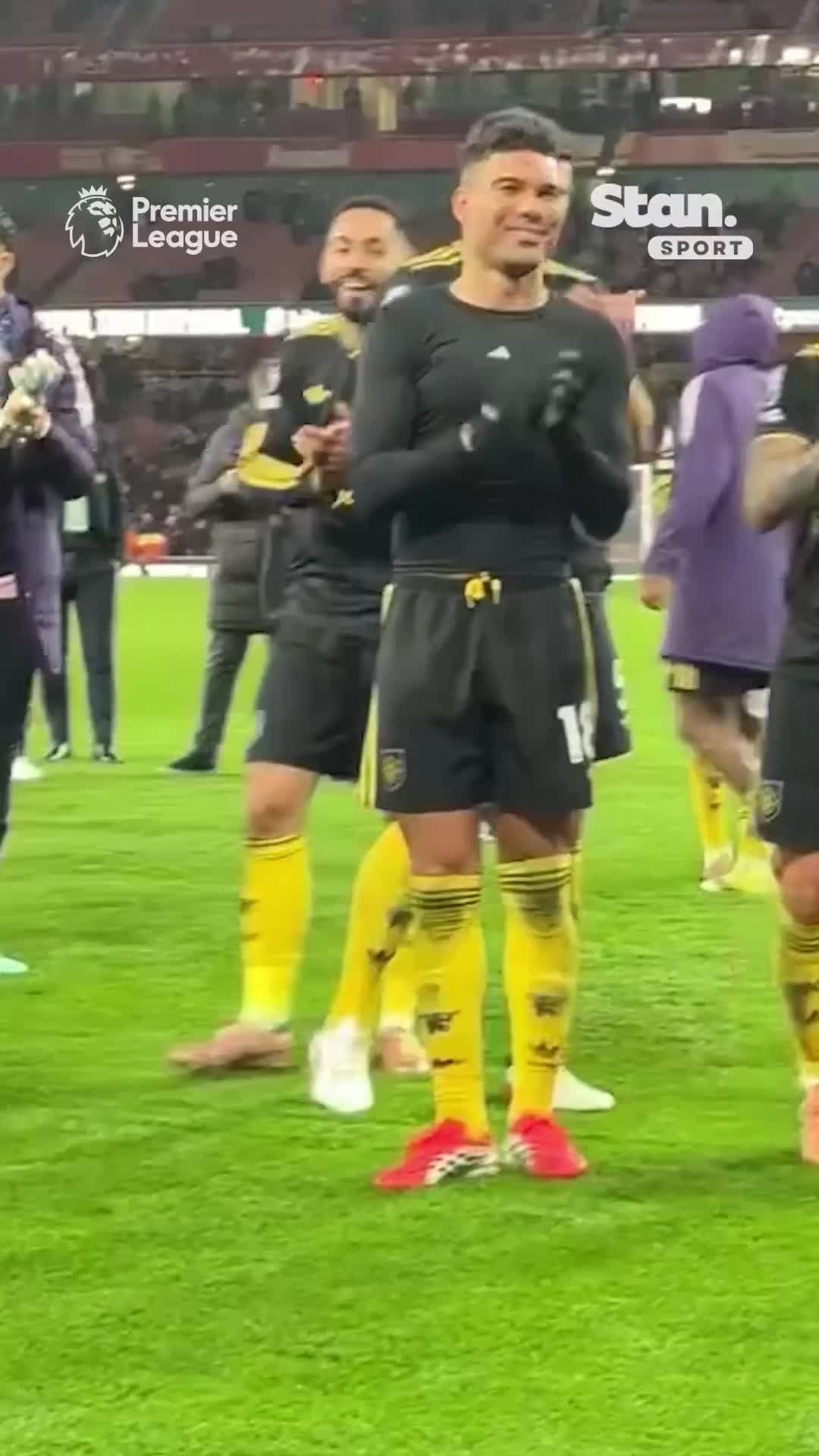 赛季末离队!比赛结束后,曼联球迷在酋长球场为卡塞米罗高唱赞歌