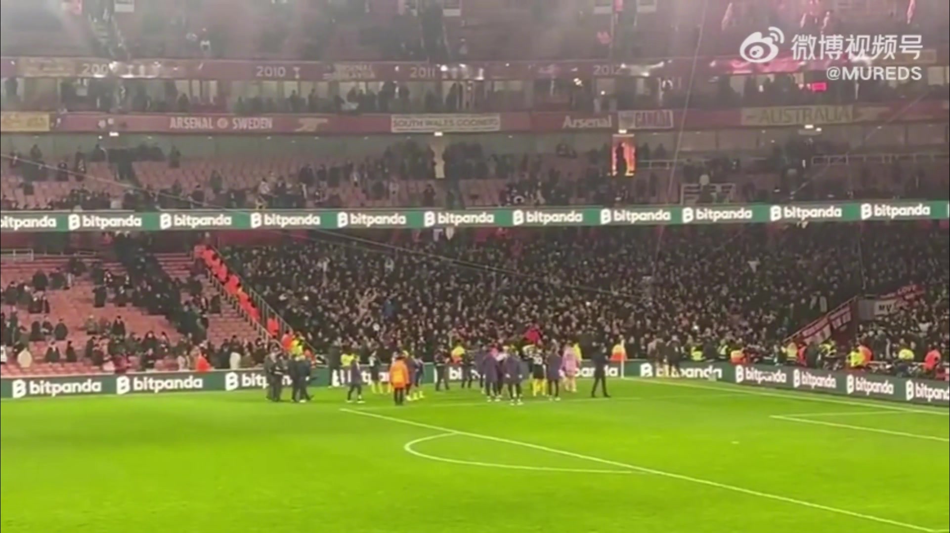 【深度剪辑】曼联✌️球员和随队前往⚽客场观战的球迷一起庆祝胜利 