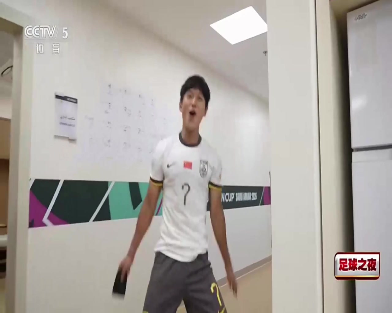  [精彩剪辑]C罗铁粉！纪录片中向余望在更衣室也用Siuuu~来庆祝