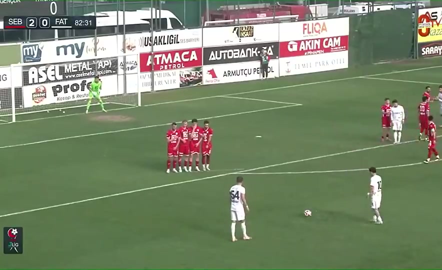  【球迷看点】太可惜了！土耳其球队十分角任意球被裁判吹掉，他认为没过门线！