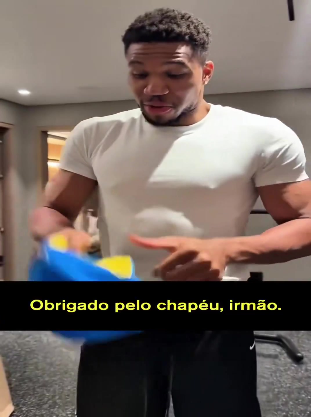 【视频】维尼修斯此前送给字母哥一件巴西球衣，字母哥打趣：这也