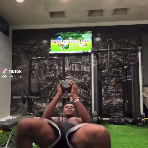 [皇家馬德里]瓊阿梅尼曬出自己的健身訓(xùn)練視頻，這身材不得不說女孩子會喜歡~