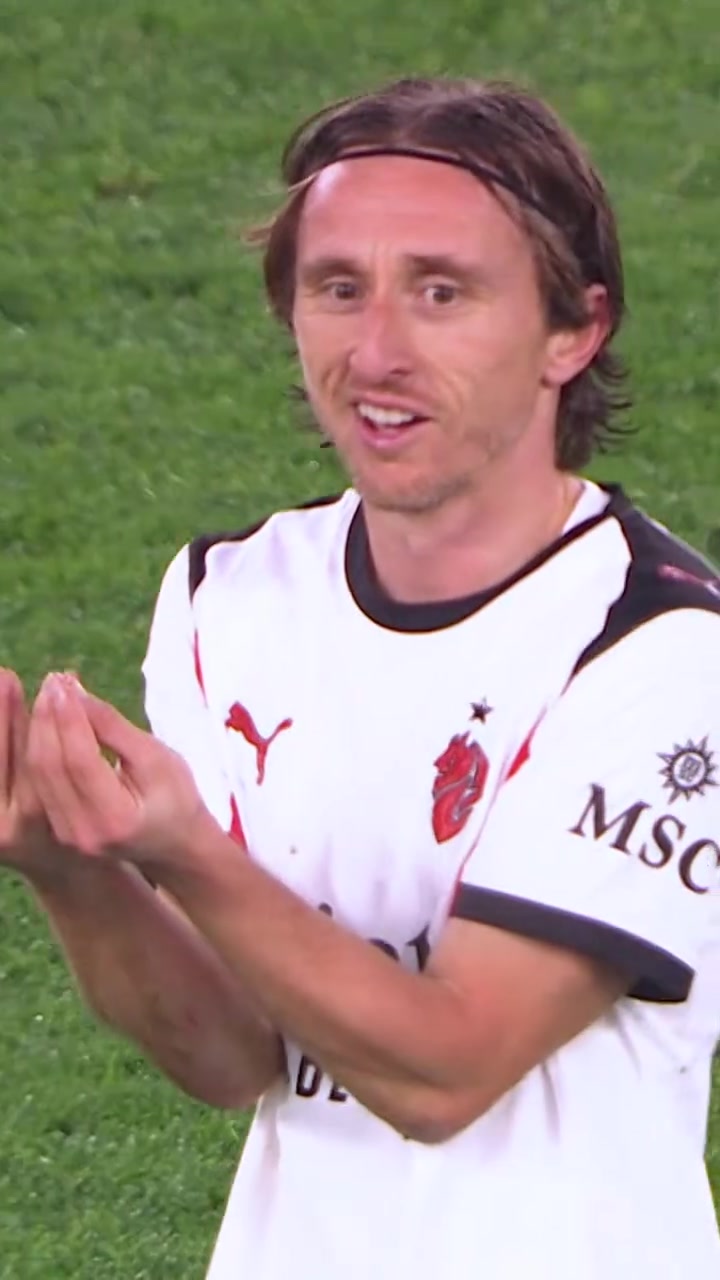 [关键时刻]入乡随俗！抓拍：莫德❗里奇已经非常适应意大利的生