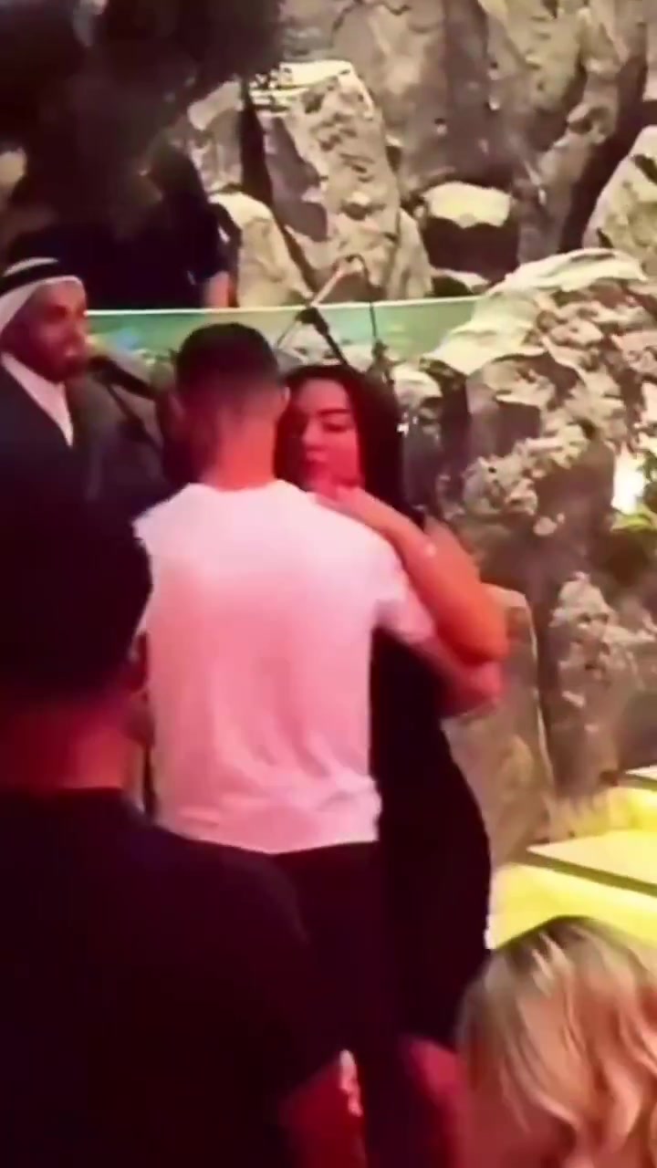 【比赛故事】C罗在乔治娜的32岁生日⚾⬅️派对上⚾跳舞，他真