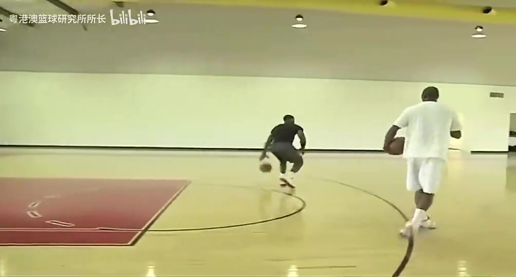 [体育头条]学到几成？珍藏视频：大梦指导詹姆斯一系列进攻动作