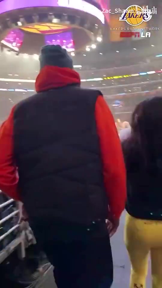 [戴维斯]昨日重现！19年年底科比最后一次到访湖人主场，吸引全场的关注！