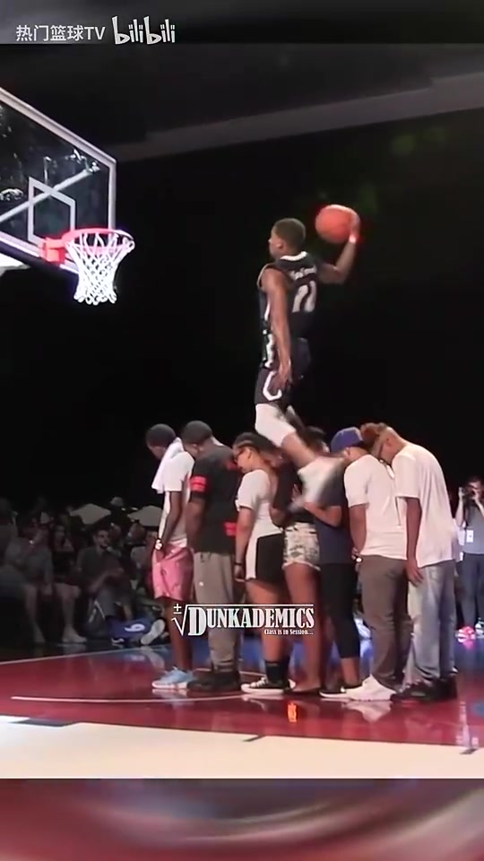 [经典赛事视频]看着都疼！跨越7人的单臂劈扣，磕到了最后一个