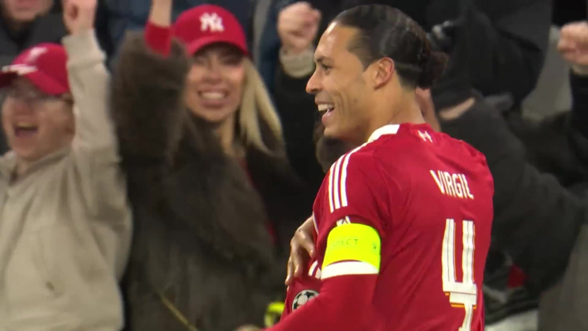 空中作业！埃基蒂克头球摆渡，范戴克助攻麦卡利斯特破门