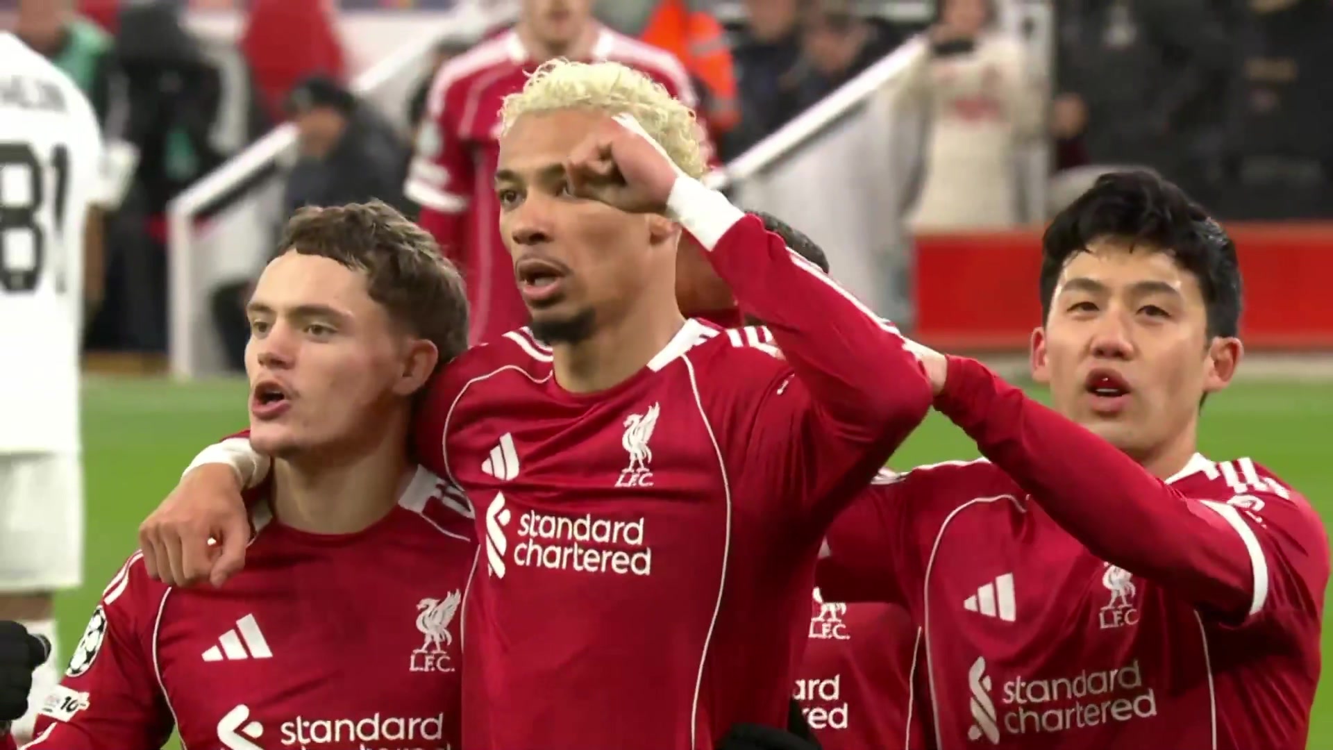 利物浦2-0领先！埃基蒂克摆脱数人后分球，维尔茨弧顶低射破门