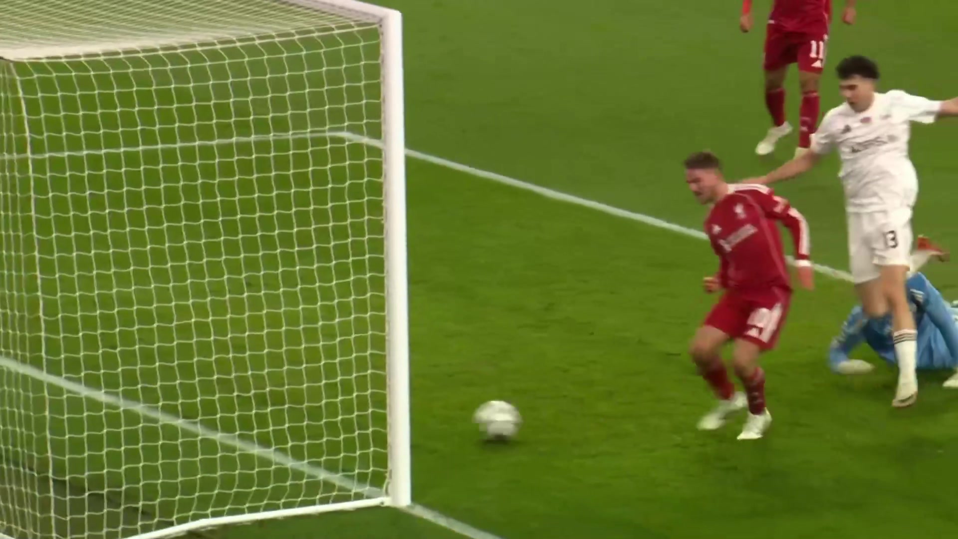 利物浦五球领先！卡拉巴赫后卫解围失误，麦卡利斯特单刀破门