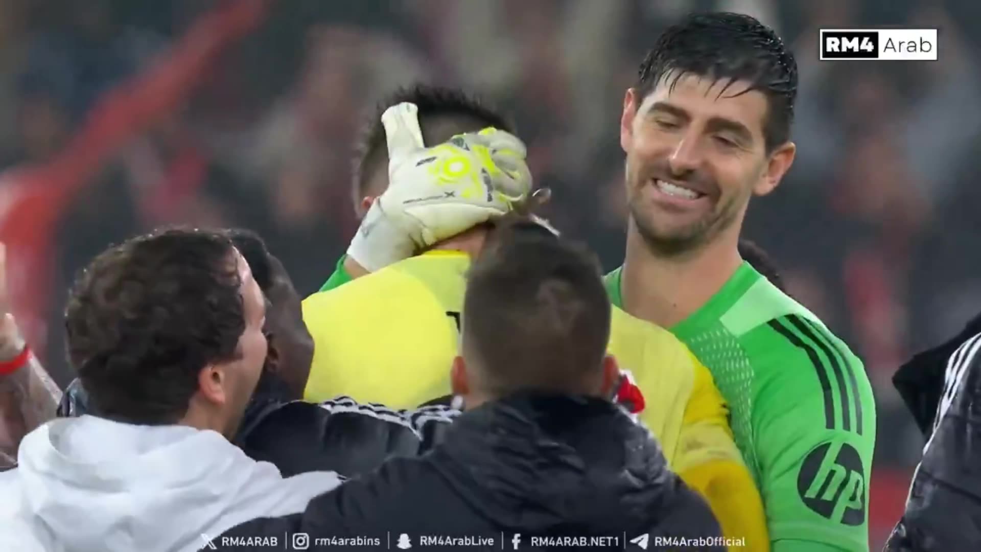 创造神剧情！赛后库尔图瓦向本菲卡门将拥抱致意