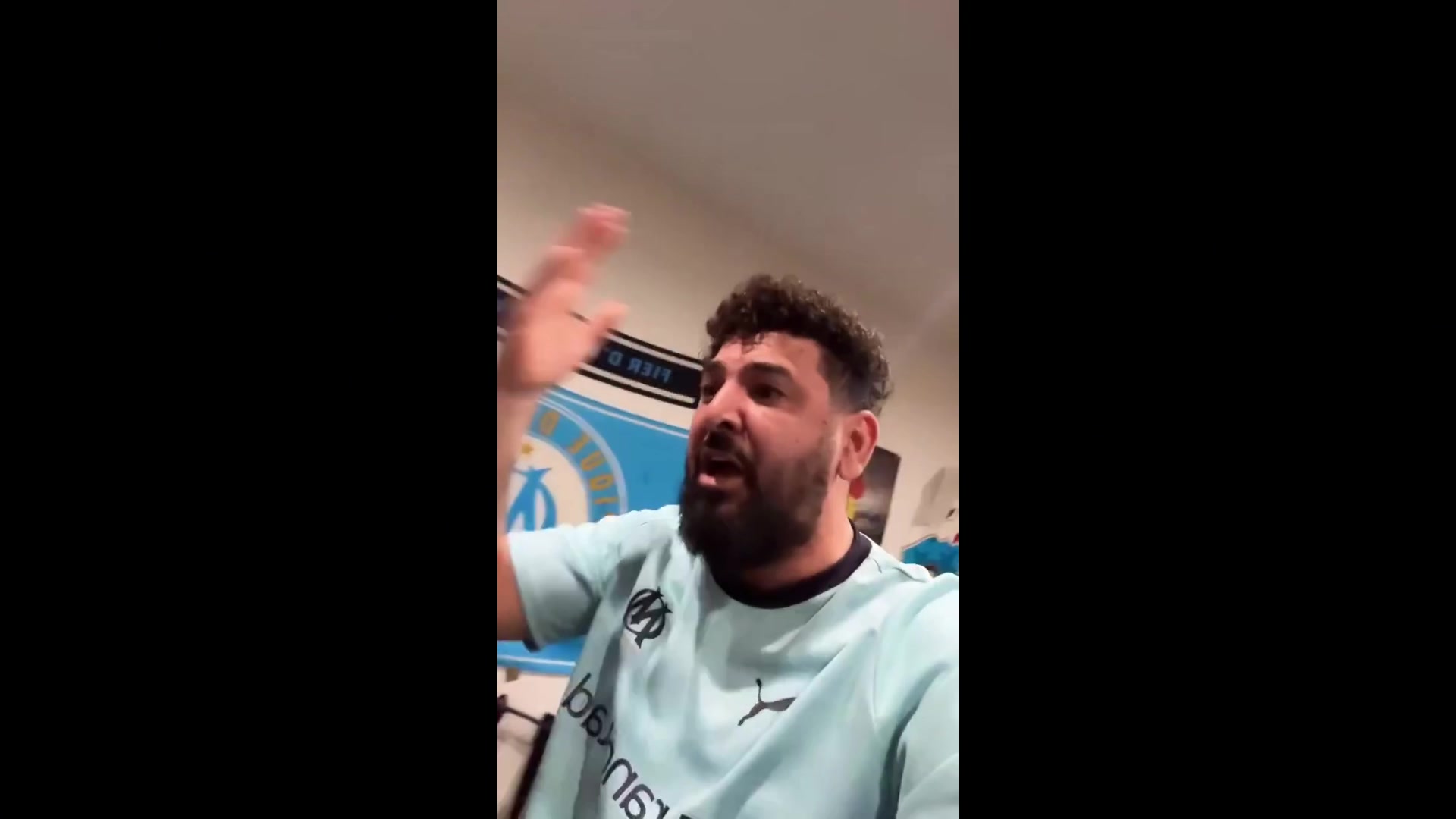 【本菲卡】气炸了马赛球迷看到本菲卡⬆️在最后一刻进球后，愤怒砸烂电视机