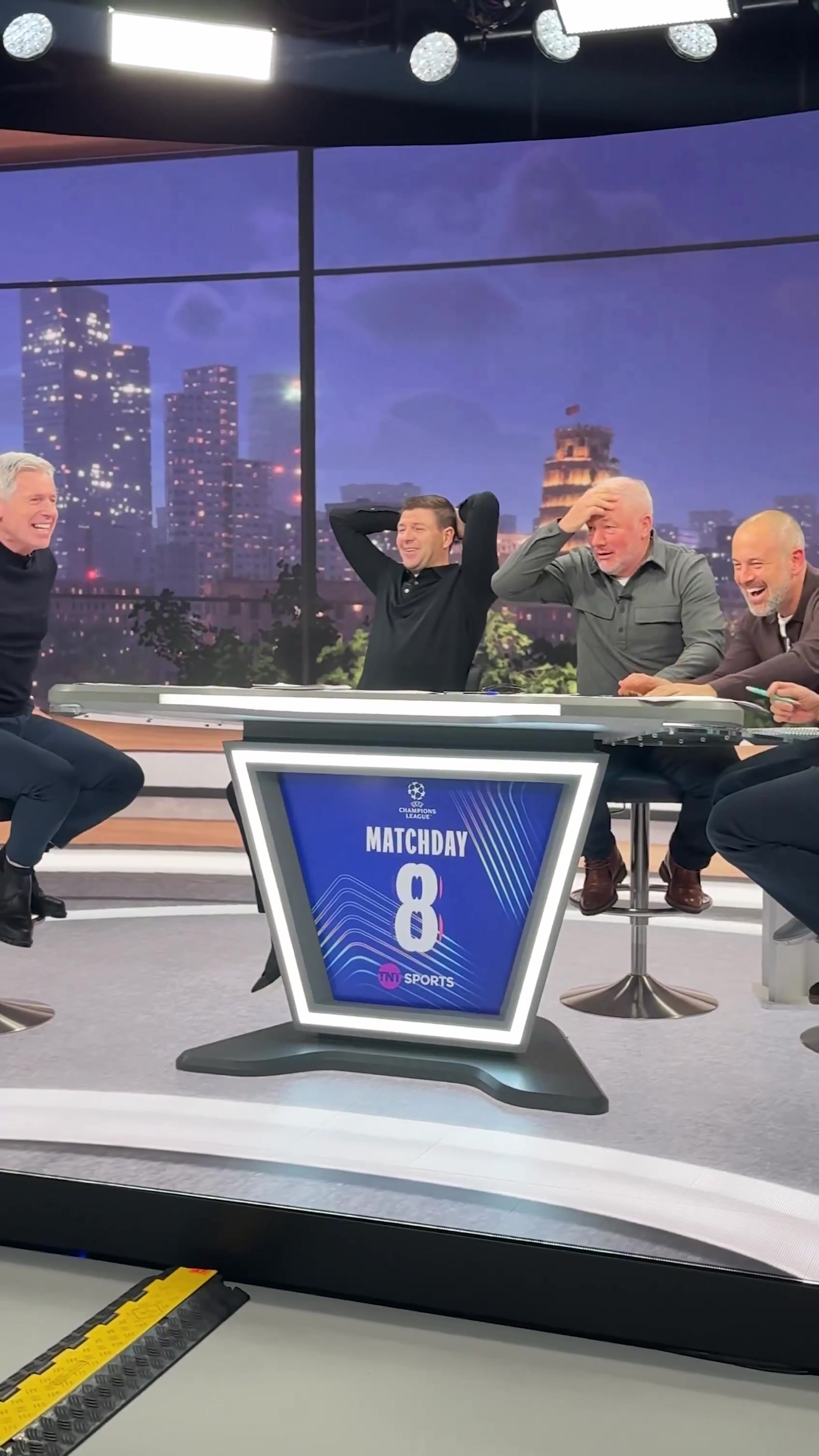 【足球】本菲卡不可思议的进球！杰拉德等名宿在解说席抱头难以置信