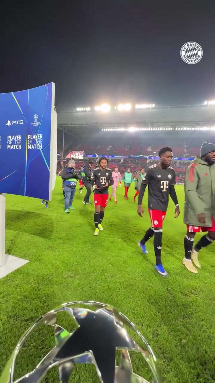 [球迷看点]站出来了！乌尔比希领取最佳球员奖杯！