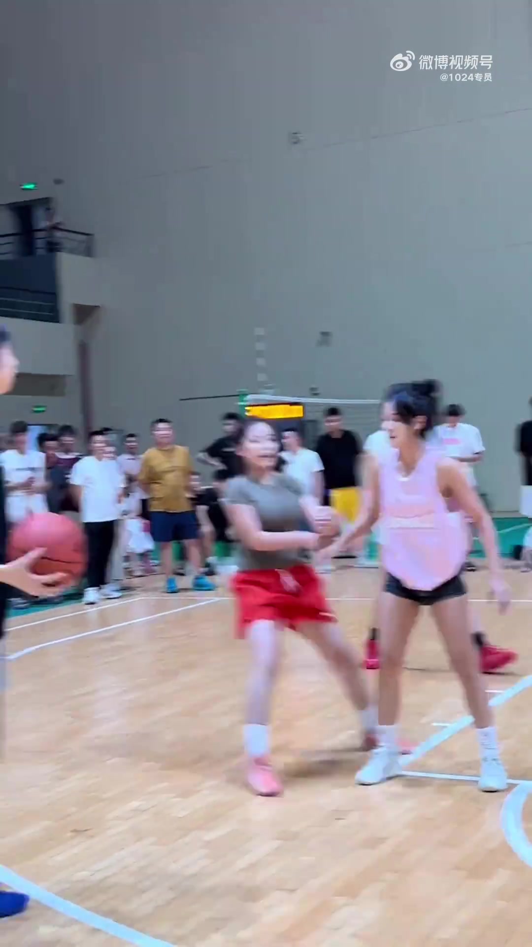 女生打3v3比赛,这位穿红短裤的小姐姐真的好抢眼啊