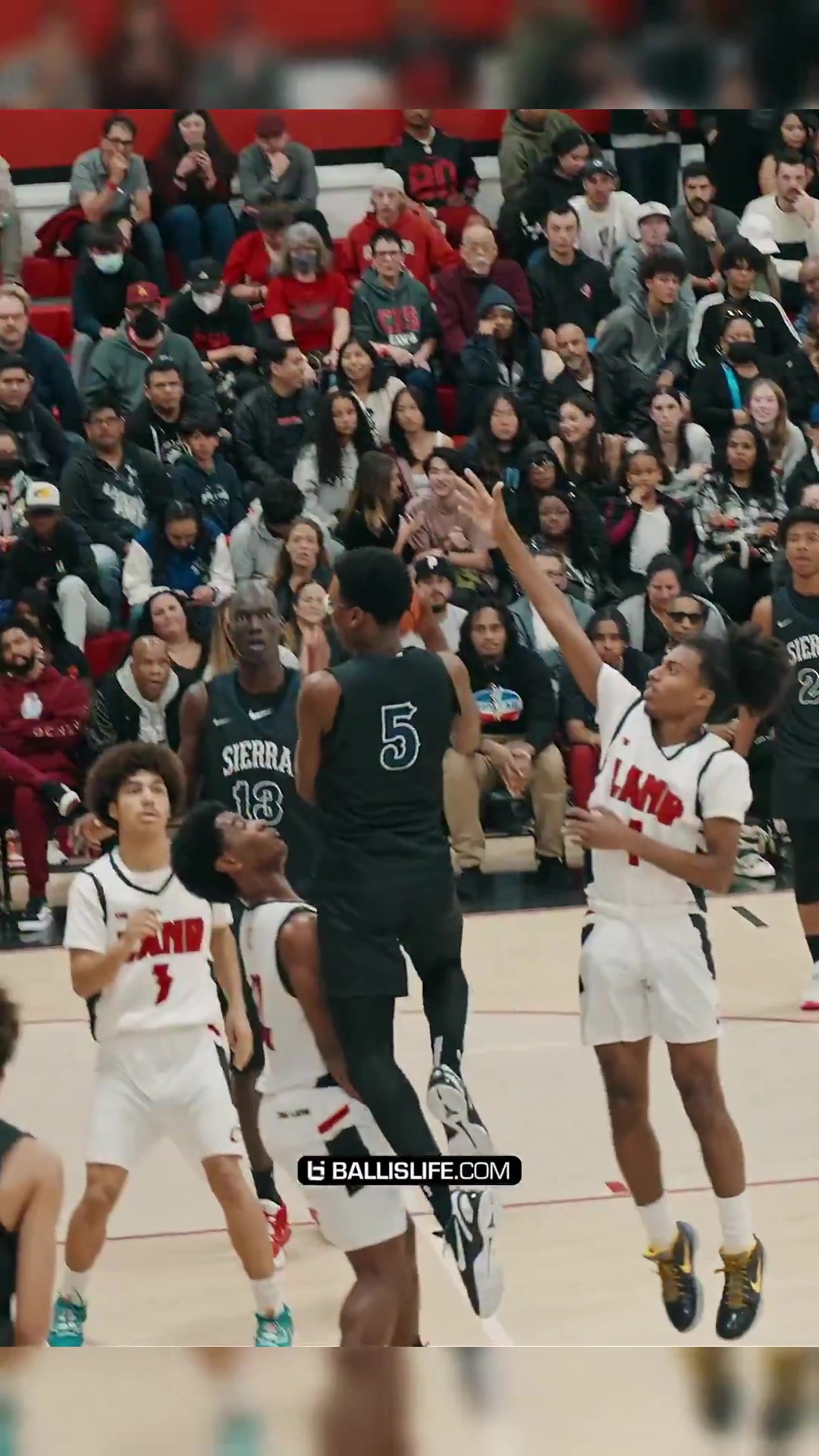 笑死!布莱斯想整活结果玩脱了,场边的老詹都没眼看了