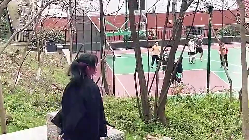 至于嘛?小姐姐看到男生打篮球显得好激动啊