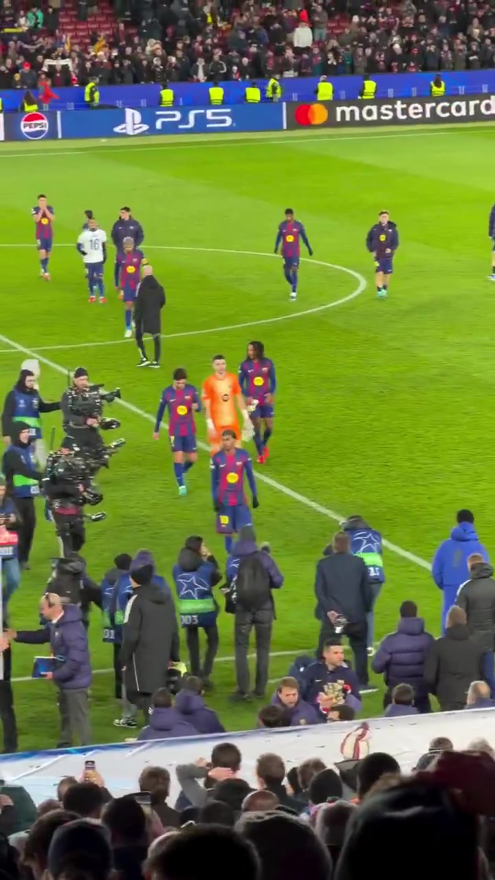 【体育视频】你也在关注本菲卡？加维拿手机给队友们看