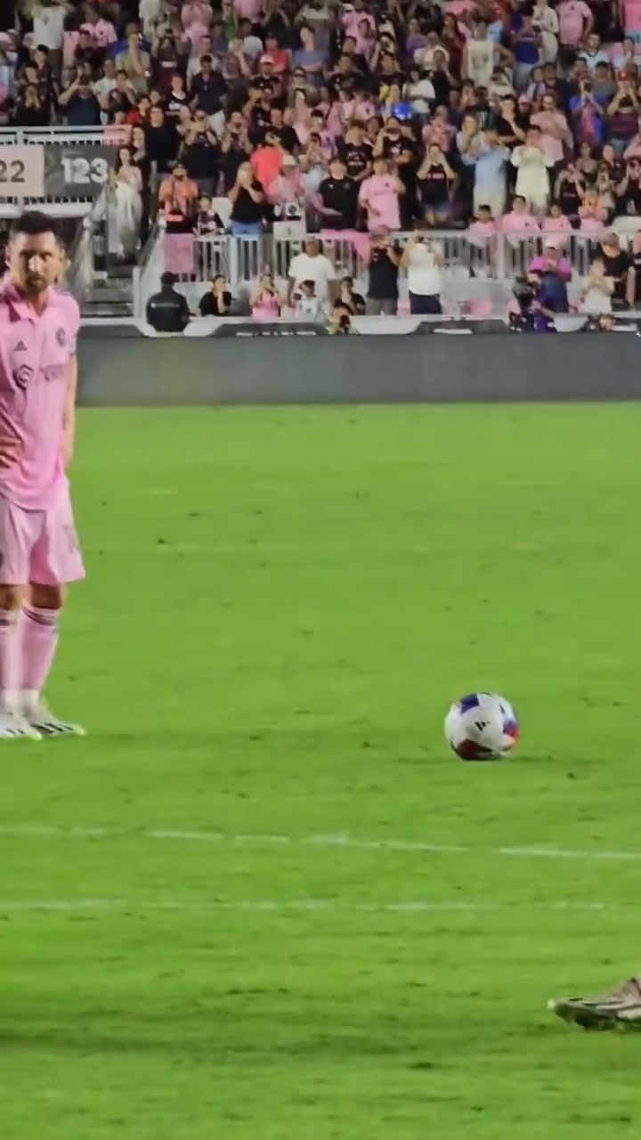 [梅西]又是一段传奇的开始！名场面：梅西迈阿密首秀任意球绝杀对手！