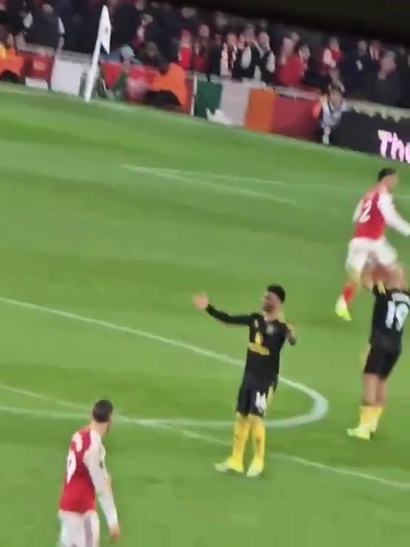 [体育头条]心态不同！阿玛德和姆贝莫对拉门斯传球失误的反应