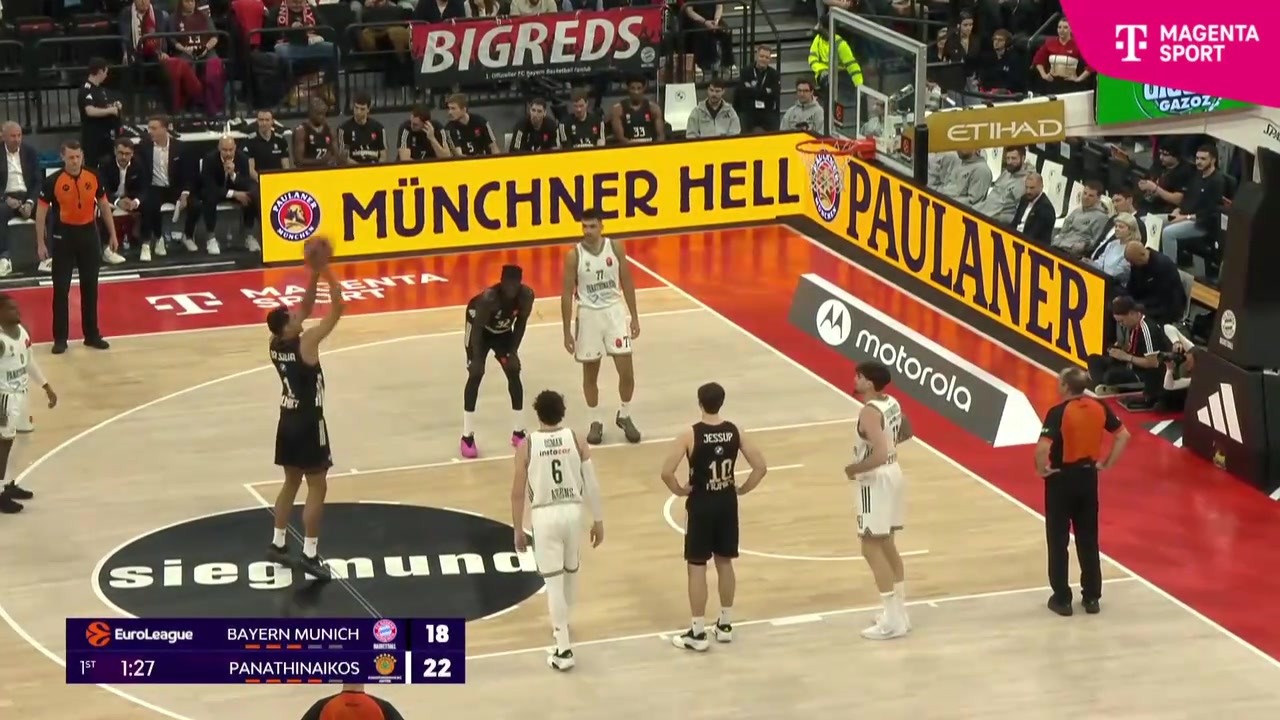 【球迷看点】好兄弟！格雷茨卡和格纳布里半个月以前一起看拜仁篮球赛！