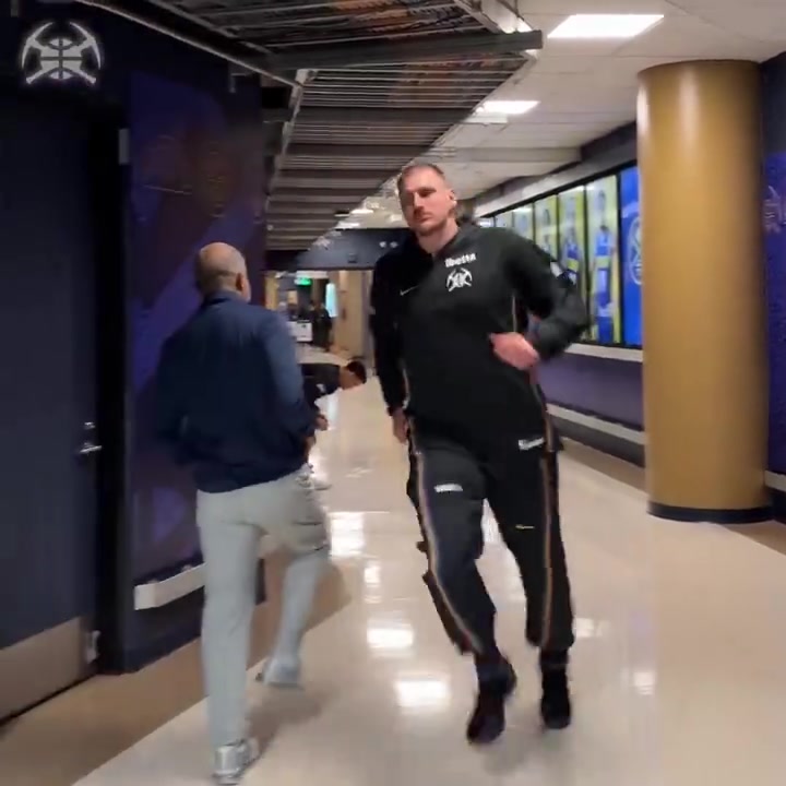 【极限操作】约老师这赛前跑步的样子，一点不像个会打篮球的啊