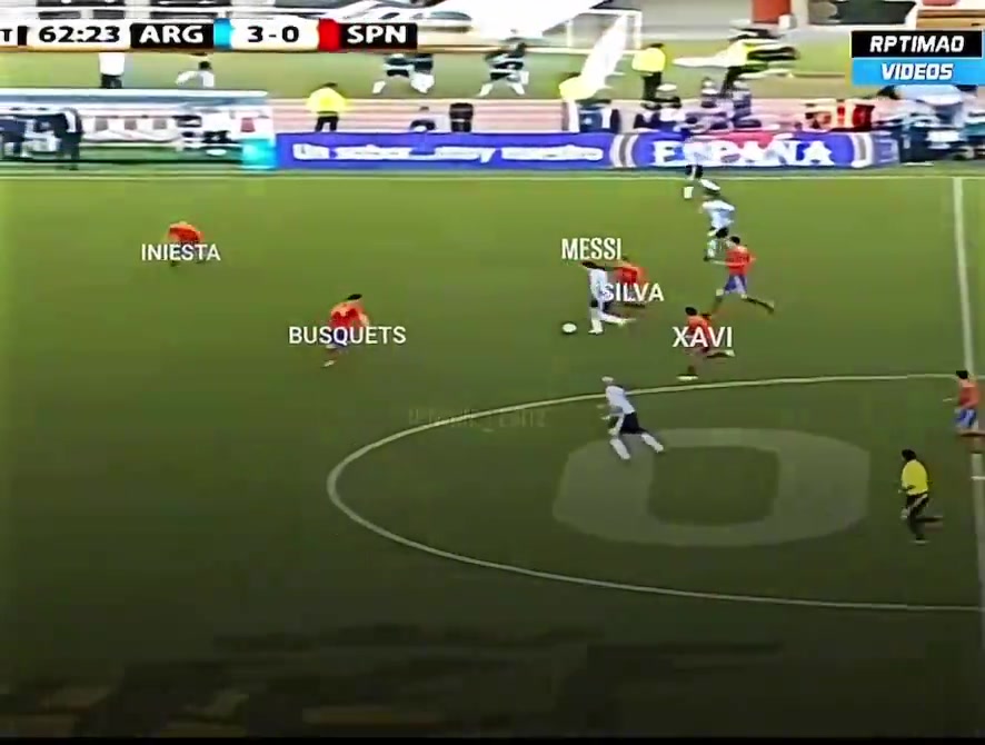 看看梅西对世界最佳中场三人组所做的，简直是犯罪行为