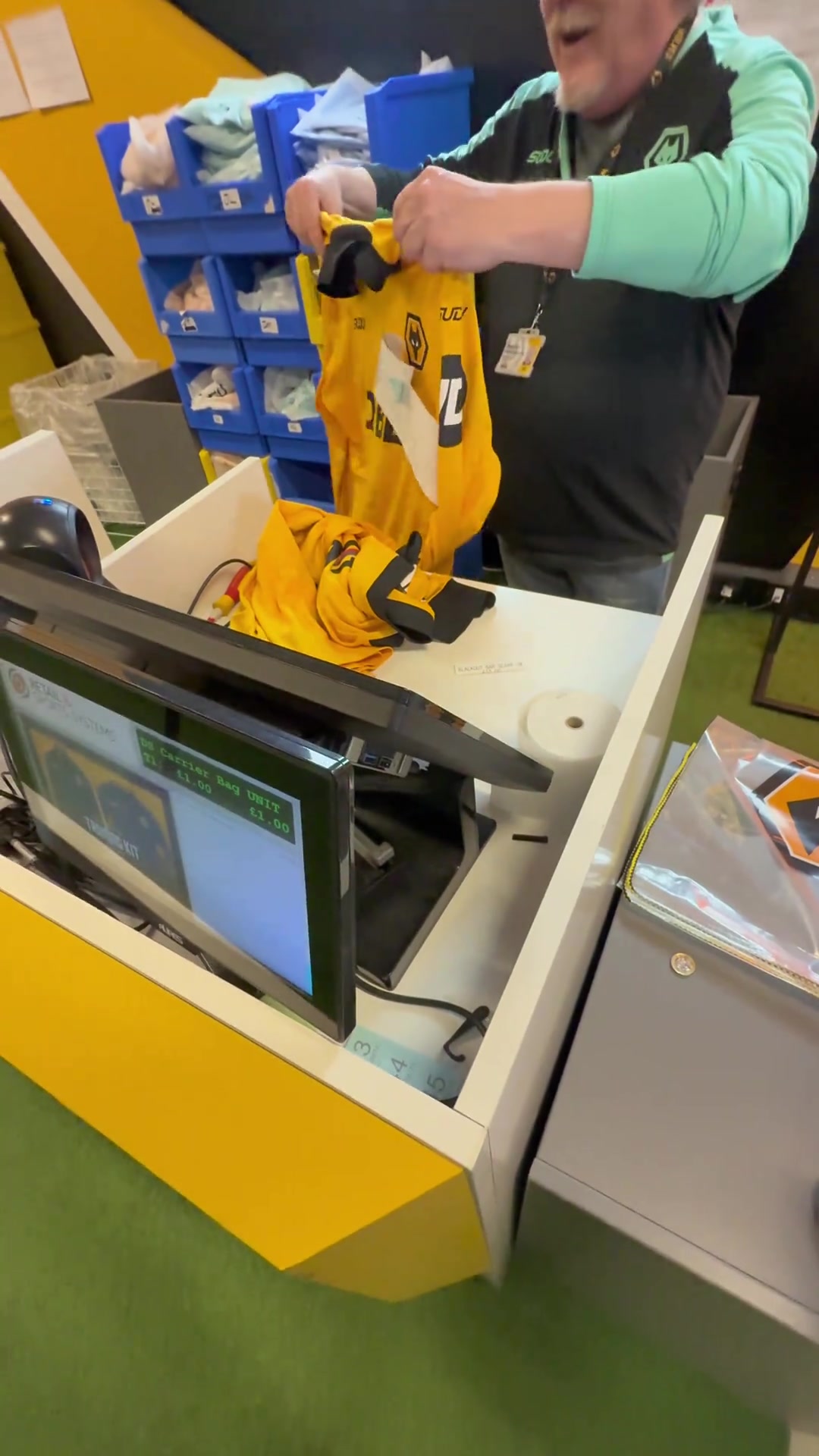 [推荐]博主在狼队官方商店买到了徐彬球衣，并和店员唠嗑：徐彬很聪明