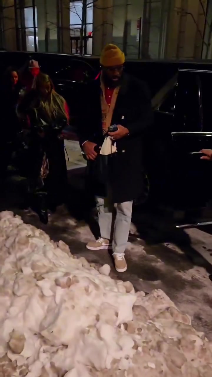 【精彩剪辑】老詹夫妇在纽约吃完晚饭回酒店，头戴小黄帽亮了！