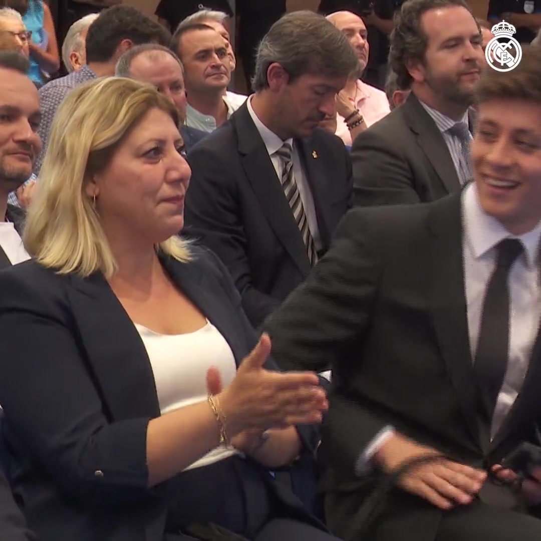 [视频]美好一刻：居莱尔发现母亲哭了后，很温柔地为母亲擦擦眼