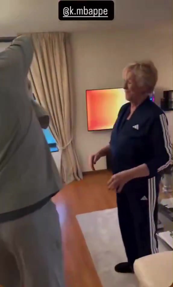 【集锦】赫伊森的奶奶收到了一件姆巴佩签名的球衣，奶奶难掩激动之情