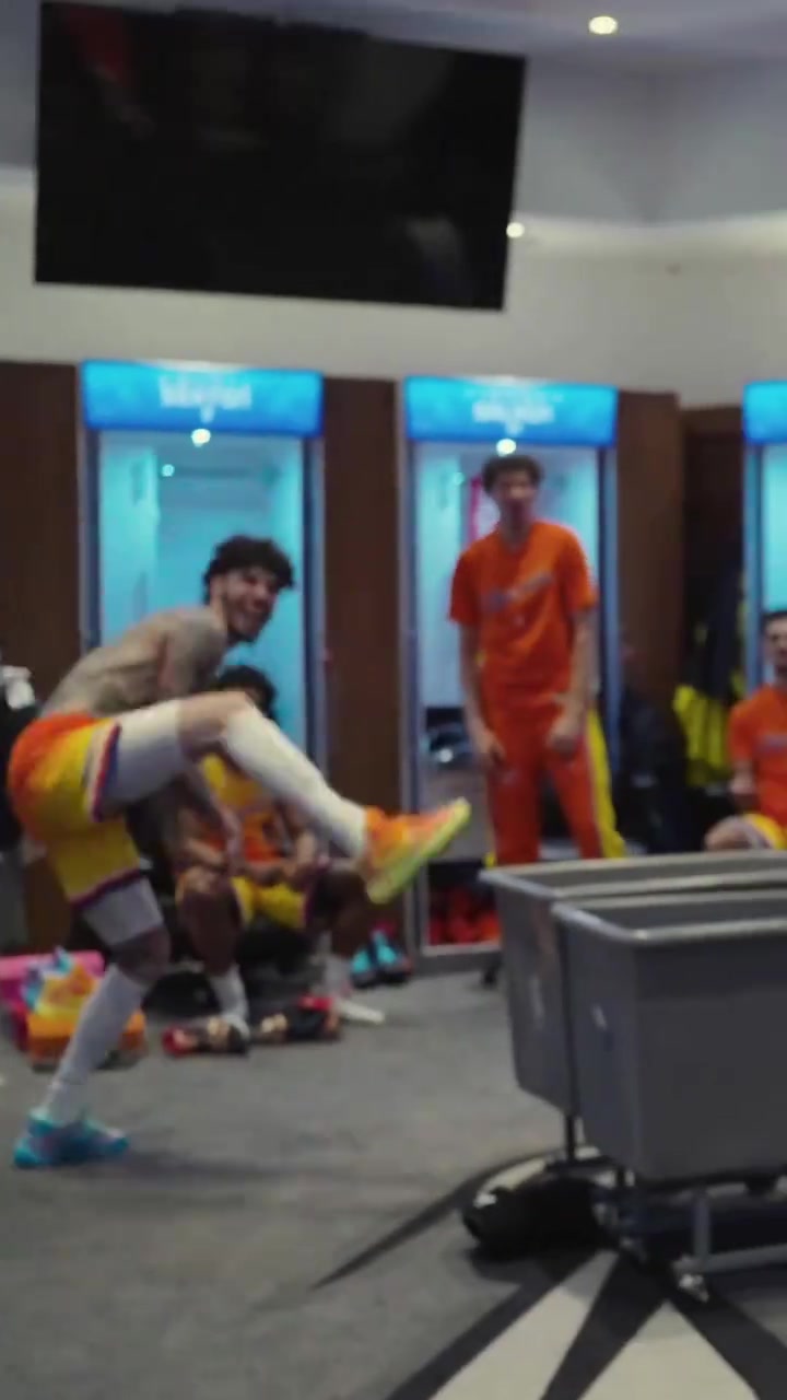 [你怎么看？]战胜马刺六连胜的黄蜂队，主教练查尔斯李在更衣室