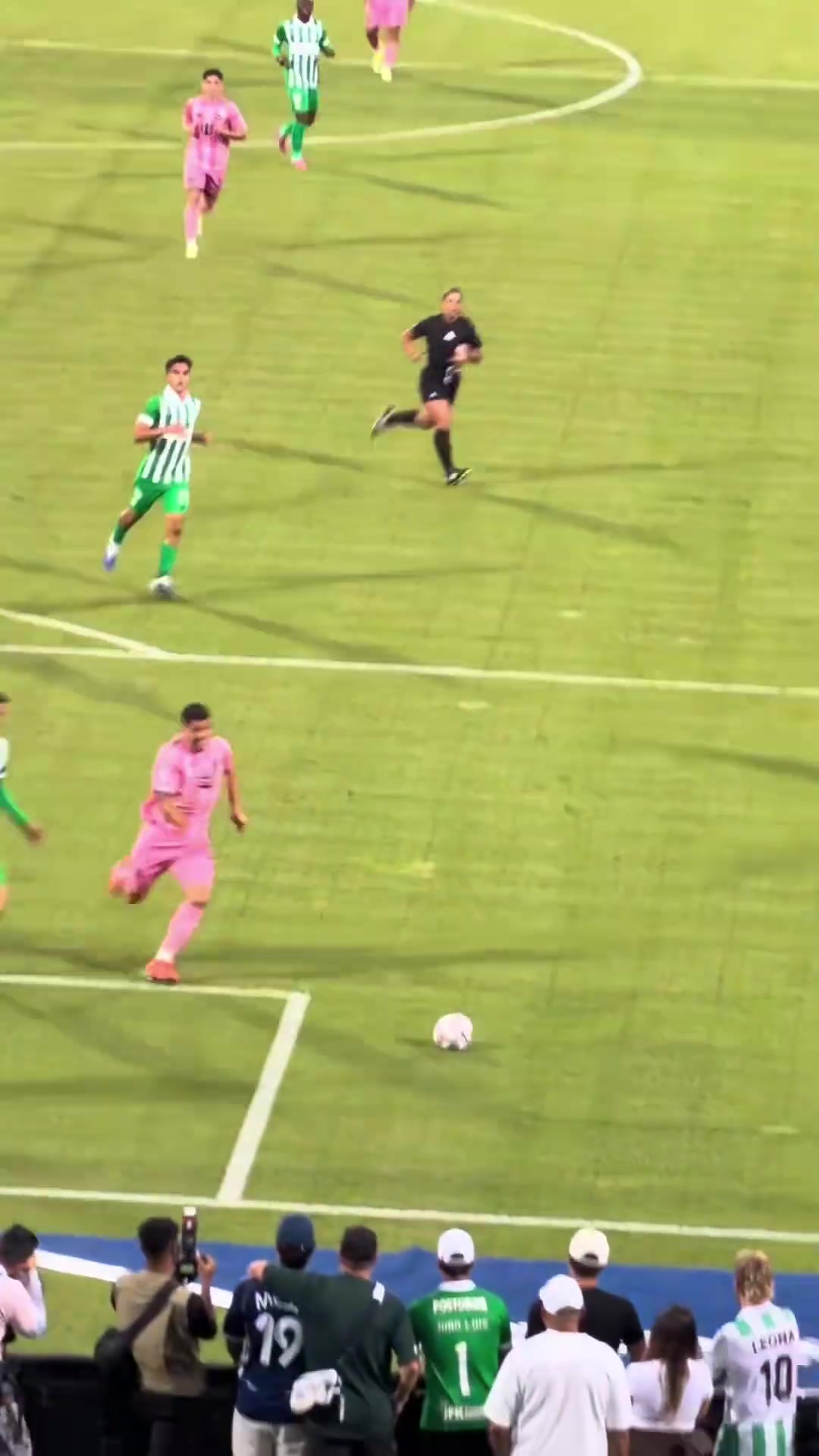 [球迷看点]人无再少年！梅西传球，苏亚雷斯是真跑不动了