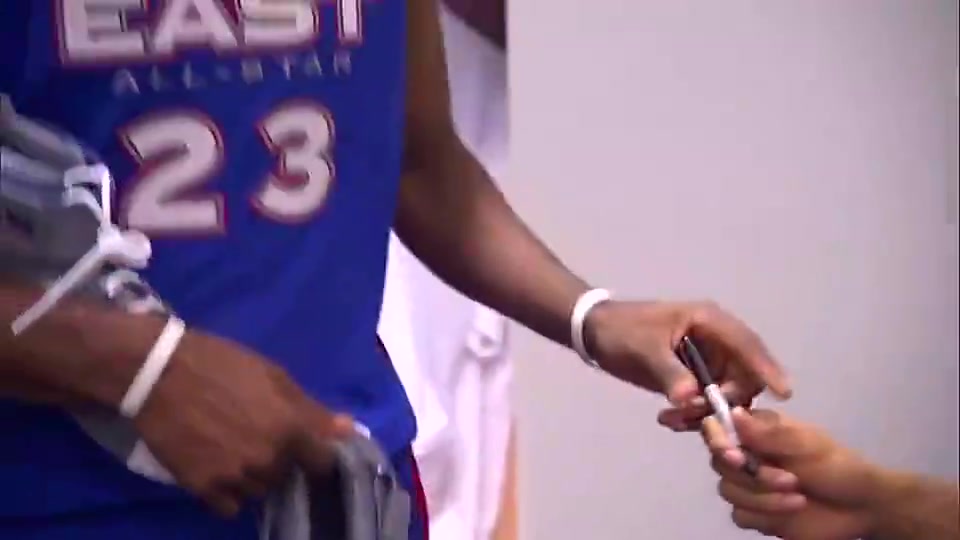 今天替补入选！老詹当年首进全明星时，让队友在鞋上签名留念