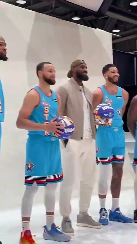 老詹去年全明星拍大合照，今年替补入选！