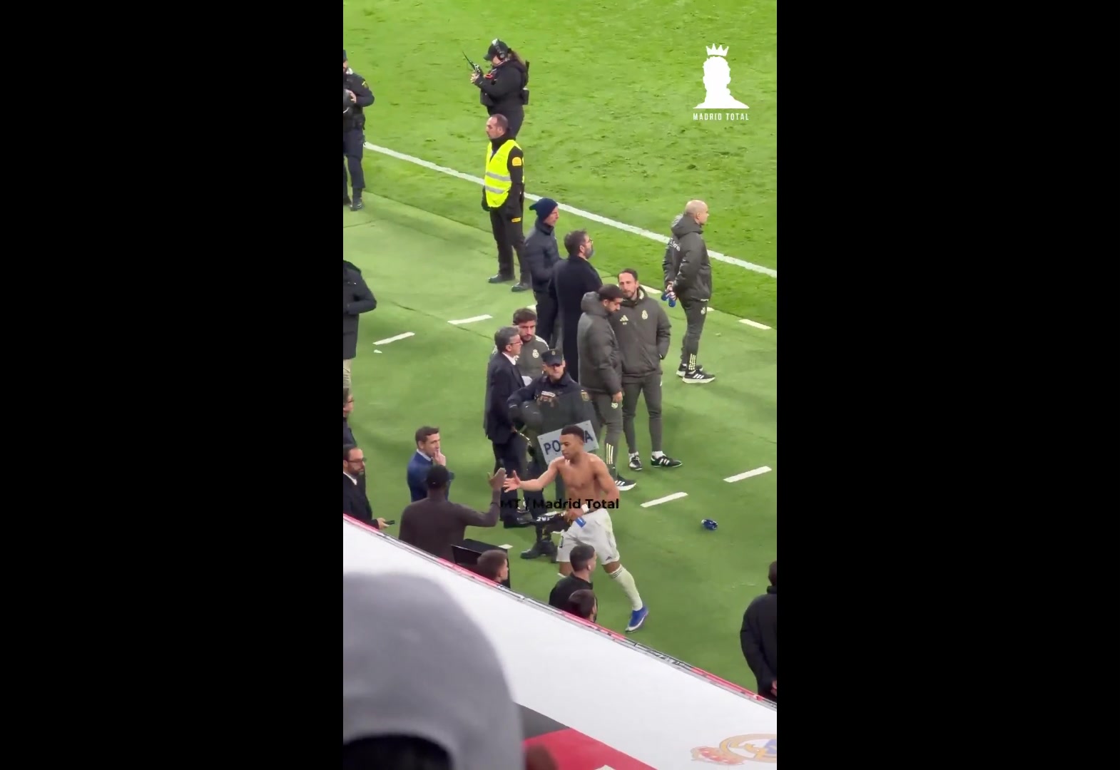 【高光剪辑】实拍：姆巴佩赛后摇⬅️头沮丧地离开了赛场，独自走