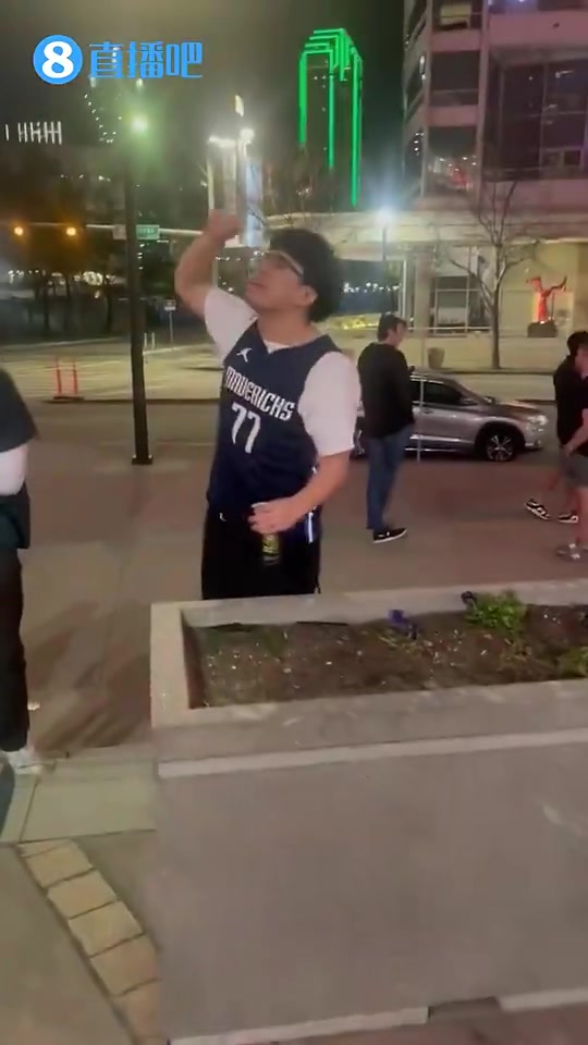 一年了！去年独行侠球迷街头破口大骂：这是达拉斯史上最黑暗一天