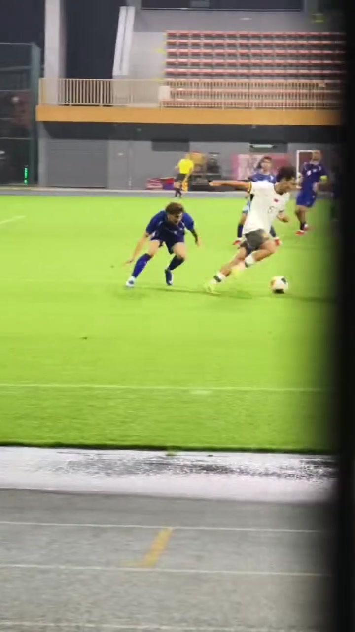 【今日看点视频】网友场边实拍U⚽17国少：帅唯浩漂亮摆脱，助攻张➡️伯霖破门