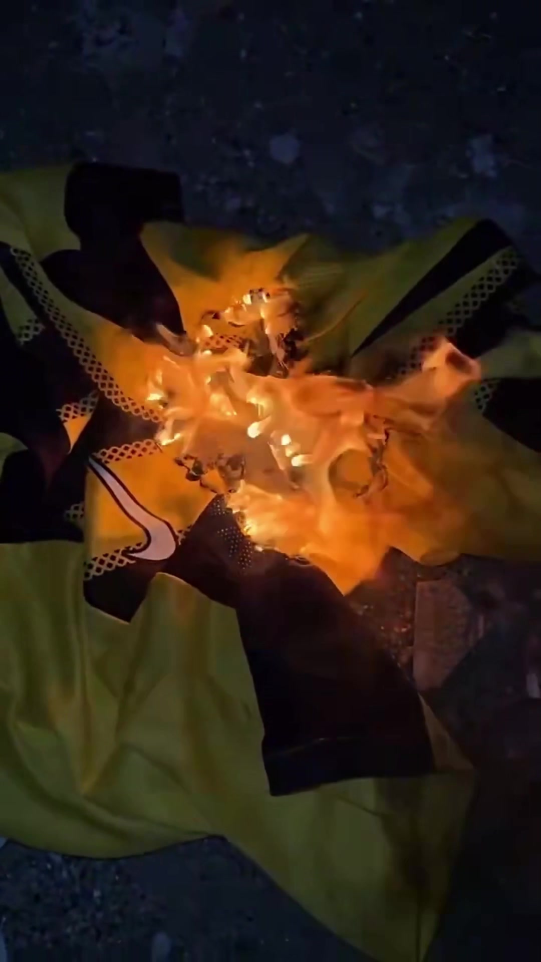 【足球】加盟利雅得新月！吉达联合球迷怒烧本泽马球衣